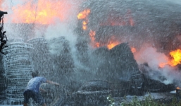 Nắng nóng 40 độ: Hàng trăm cảnh sát, dập lửa ở làng tái chế lốp ô tô